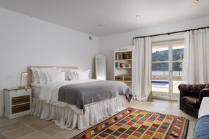 4 bedrooms, in-room safe, desk, iron/ironing board