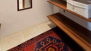 A hallway with wooden shelves, a mirror, and a patterned rug. - Exclusive and private Villa, seaside in Vinisce, 30 min from Split airport (Vinišće)
