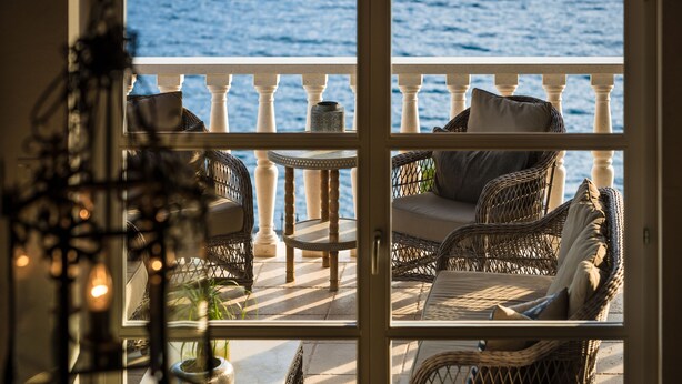 A balcony with wicker furniture and a view of the sea. - Exclusive and private Villa, seaside in Vinisce, 30 min from Split airport (Vinišće)