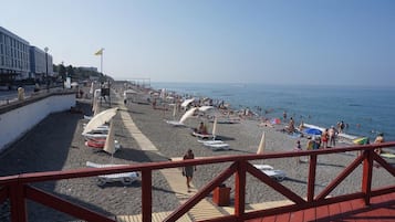 Playa en los alrededores y 20 bares en la playa