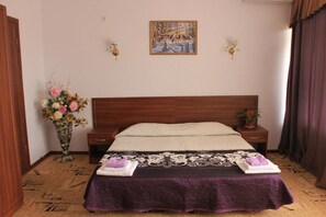 Comfort driepersoonskamer, 1 slaapkamer, niet-roken, gedeeltelijk uitzicht op zee | Luxe beddengoed, een bureau, verduisterende gordijnen