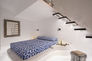 Deluxe Apartment | 2 bedrooms, iron/ironing board, free WiFi - The Luna Cavern 3 with Hot Tub Ocean (Santorini)