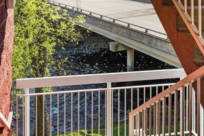 المنطقة المحيطة بالمنشأة