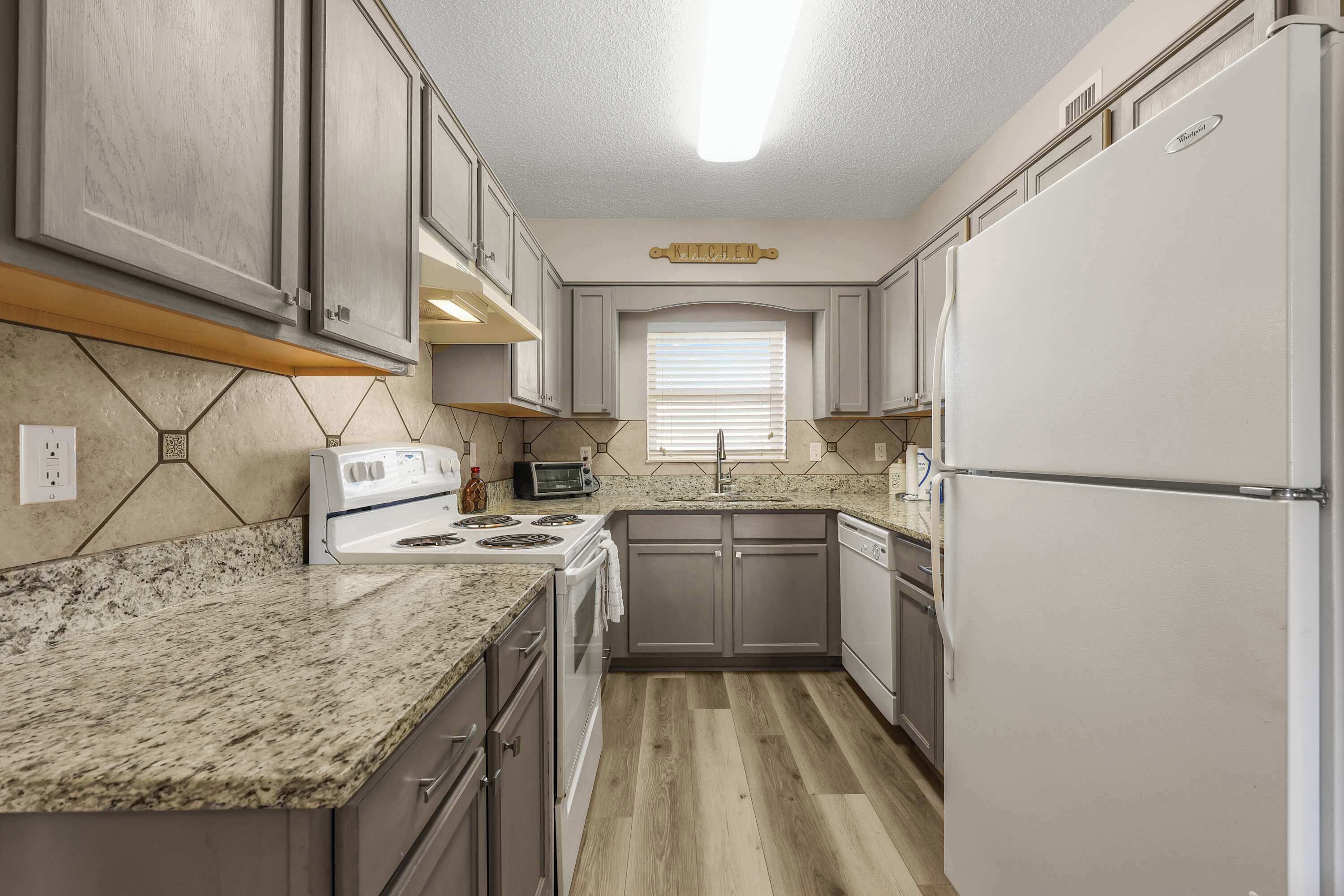 Køleskab, mikrobølgeovn, ovn, kogeplade