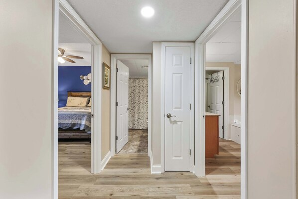 2 عدّة غرف نوم ومكواة/لوح كي وواي فاي وملاءات أسرّة