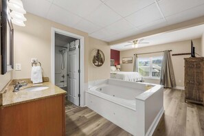 Bathtub, hair dryer, towels - Riverside Pigeon Forge Condo W Mt. LeConte Views (Pigeon Forge)