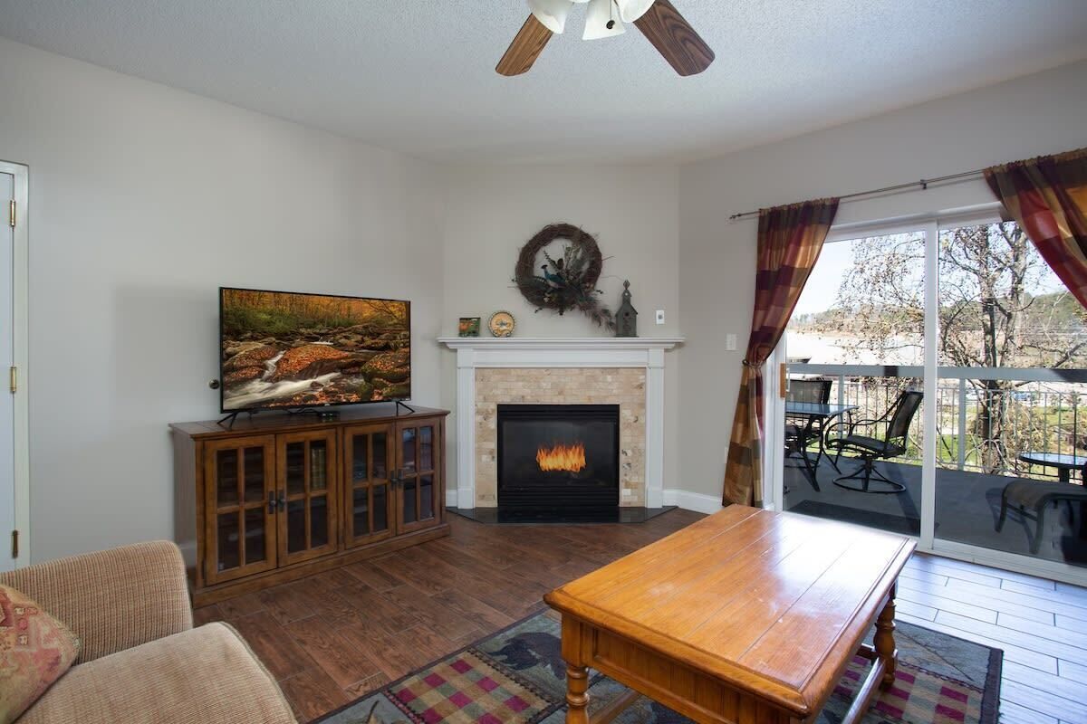 Televisión, chimenea y oficina 