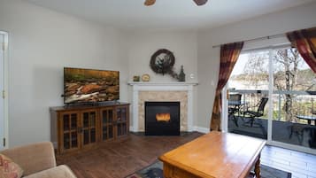 Televisión, chimenea y oficina