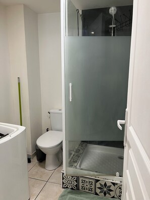 Dusch, hårtork och handdukar