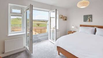 4 bedrooms, iron/ironing board, free WiFi, bed sheets