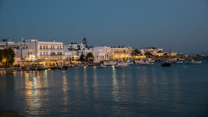 A waterfront area with buildings and boats. - Ostria Studios & Apartments (Paros)