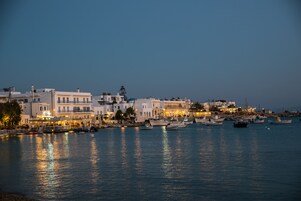 Una zona frente al agua con edificios y barcos.
