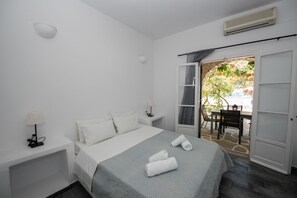 Comfort Quadruple Room | Hypo-allergenic bedding, soundproofing, free WiFi, bed sheets