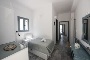Superior Triple Room | Hypo-allergenic bedding, soundproofing, free WiFi, bed sheets - Ostria Studios & Apartments (Paros)