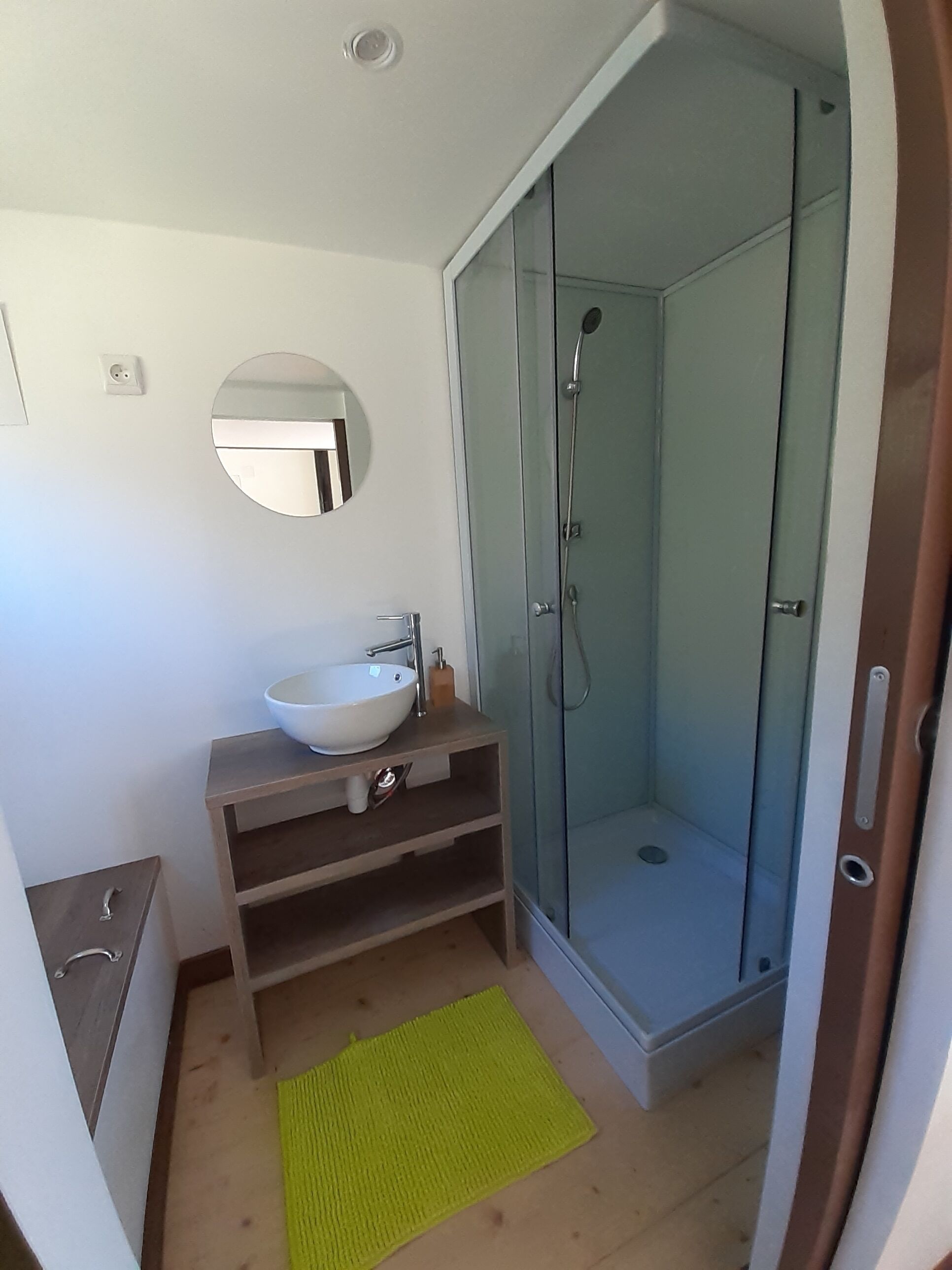 Douche, serviettes fournies, papier toilette