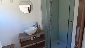 Douche, serviettes fournies, papier toilette