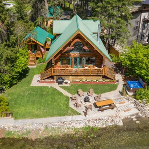 Outdoor spa tub - Moosehead Lodge (Leavenworth)