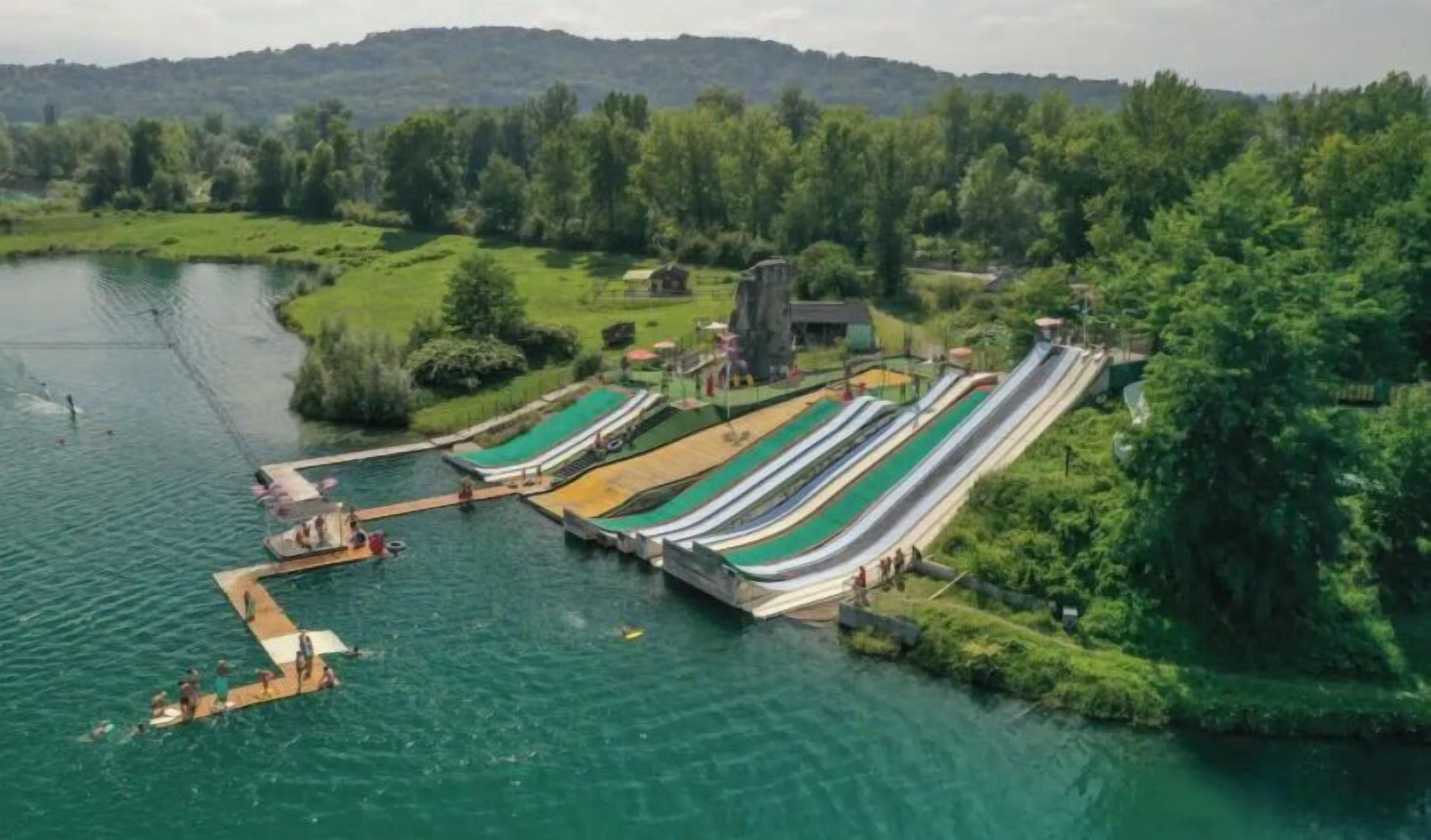 Ein Wasserpark mit mehreren Rutschen und einem Schwimmbereich.