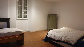 2 bedrooms, desk, iron/ironing board, free WiFi