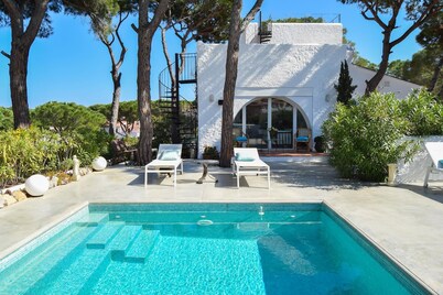 Villa with private pool very close to the beach.Capacity 8 people. Wifi.