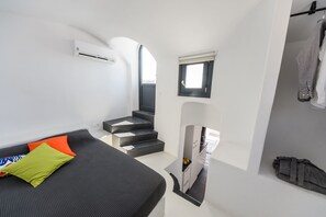 2 bedrooms, iron/ironing board, free WiFi - The Luna Suite with Hot Tub (Santorini)