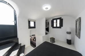 2 bedrooms, iron/ironing board, free WiFi - The Luna Suite with Hot Tub (Santorini)
