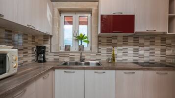 Apartamento, piscina particular (1st floor) | Cofres nos quartos, espaço de trabalho para notebook