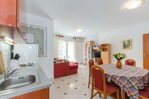 Réfrigérateur, micro-ondes, plaque de cuisson, cafetiÚre/bouilloire