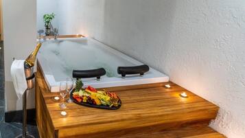Salas de tratamiento para parejas, un sauna, una bañera de hidromasaje