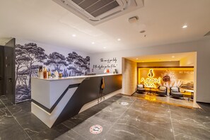 雙人療程室、三溫暖烤箱、浴缸、蒸氣室、土耳其浴、美體療程