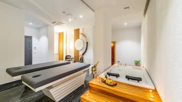 Salas de tratamiento para parejas, un sauna, una bañera de hidromasaje