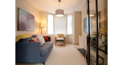 Pass the Keys | Stunning, Brand New 3BR Home - Central Oxford