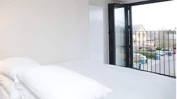 3 Schlafzimmer, Schreibtisch, Bügeleisen/Bügelbrett, Reisekinderbett