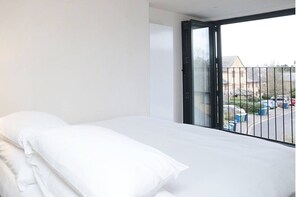 3 habitaciones, escritorio y tabla de planchar con plancha