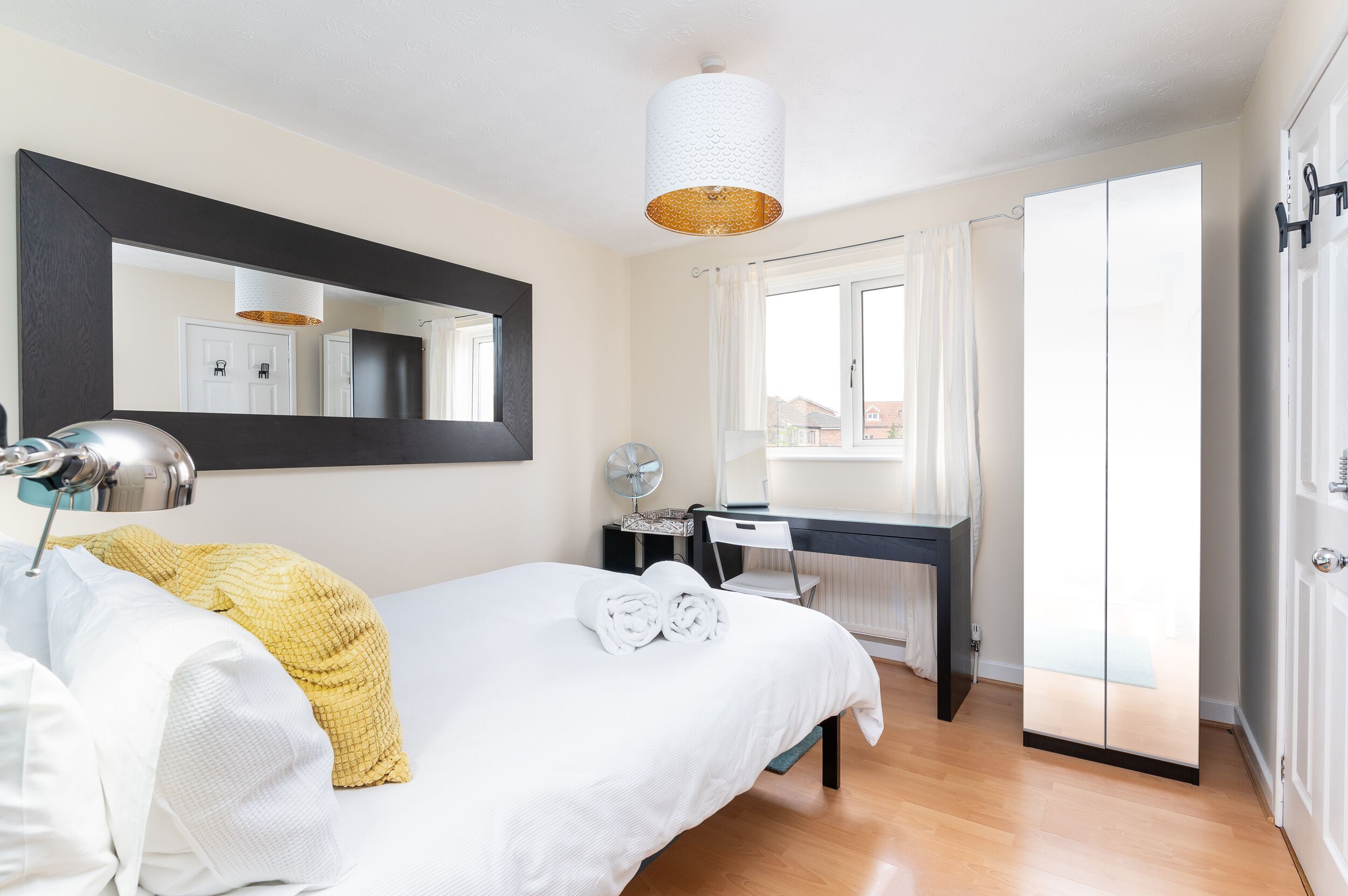 2 間睡房、書桌、熨斗/熨衫板、可攜式嬰兒床