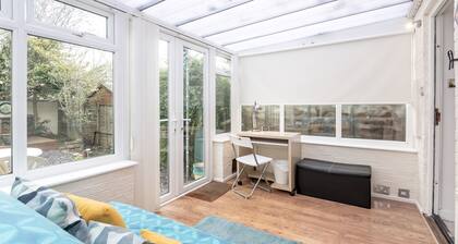 22 Scaife Gardens · Lovely 2-Bed York Townhouse with Free Parking - Pass the Keys