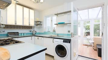 Kühlschrank, Mikrowelle, Geschirrspüler, Toaster