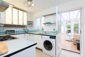 Kühlschrank, Mikrowelle, Geschirrspüler, Toaster