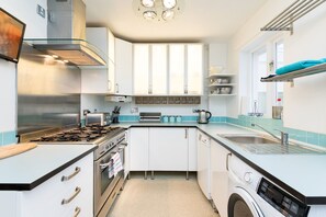 Køleskab, mikrobølgeovn, opvaskemaskine, brødrister