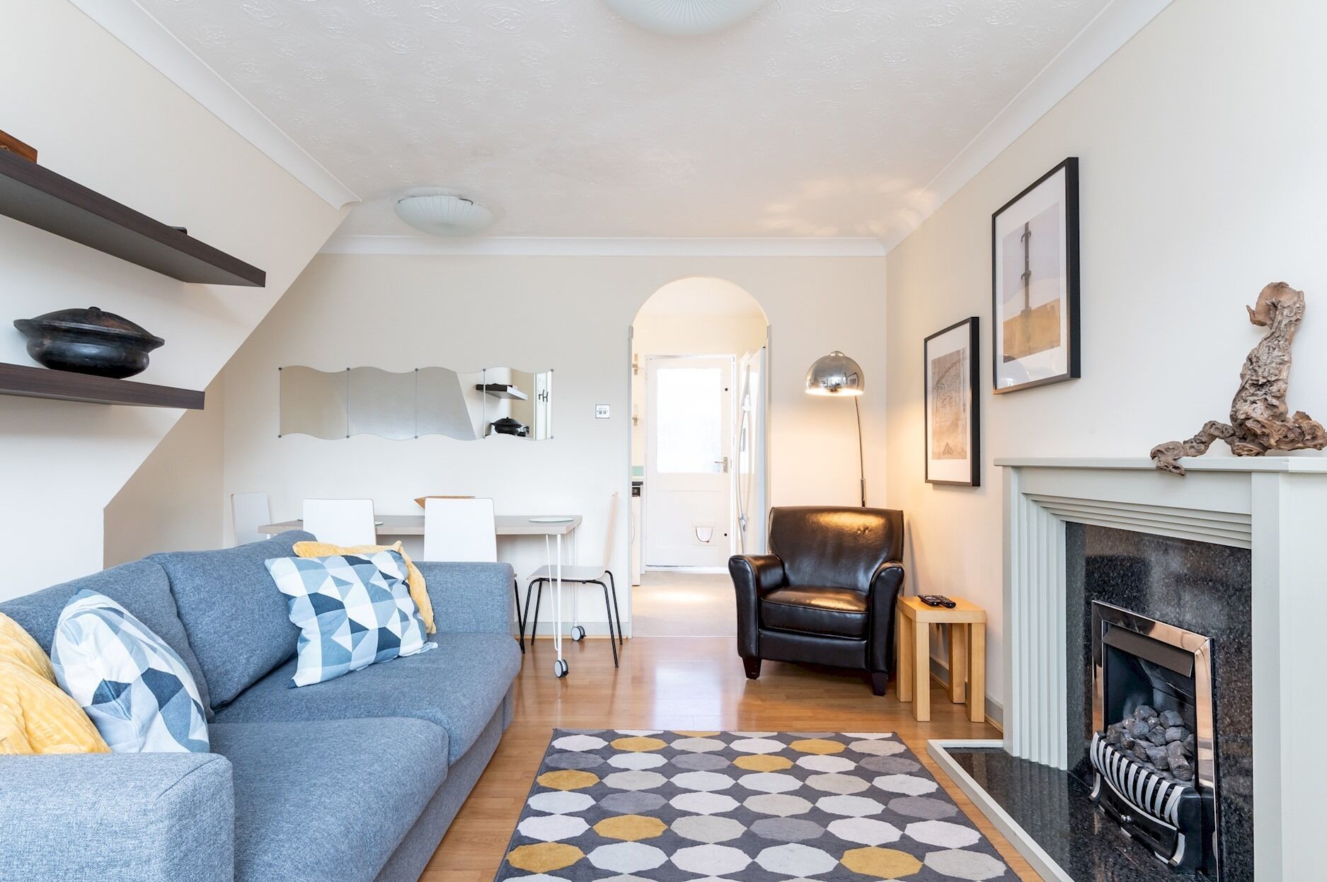 Téléviseur à écran plat, Netflix, lecteur de DVD