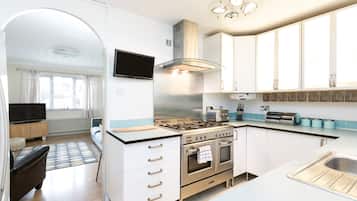 Kühlschrank, Mikrowelle, Geschirrspüler, Toaster