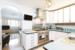 Kühlschrank, Mikrowelle, Geschirrspüler, Toaster