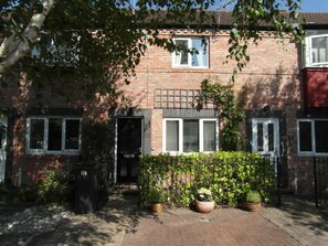 المنشأة من الخارج