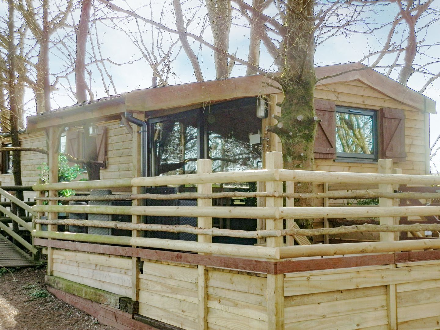 Pick it for its beautiful location and close proximity to numerous pubs and restaurants.