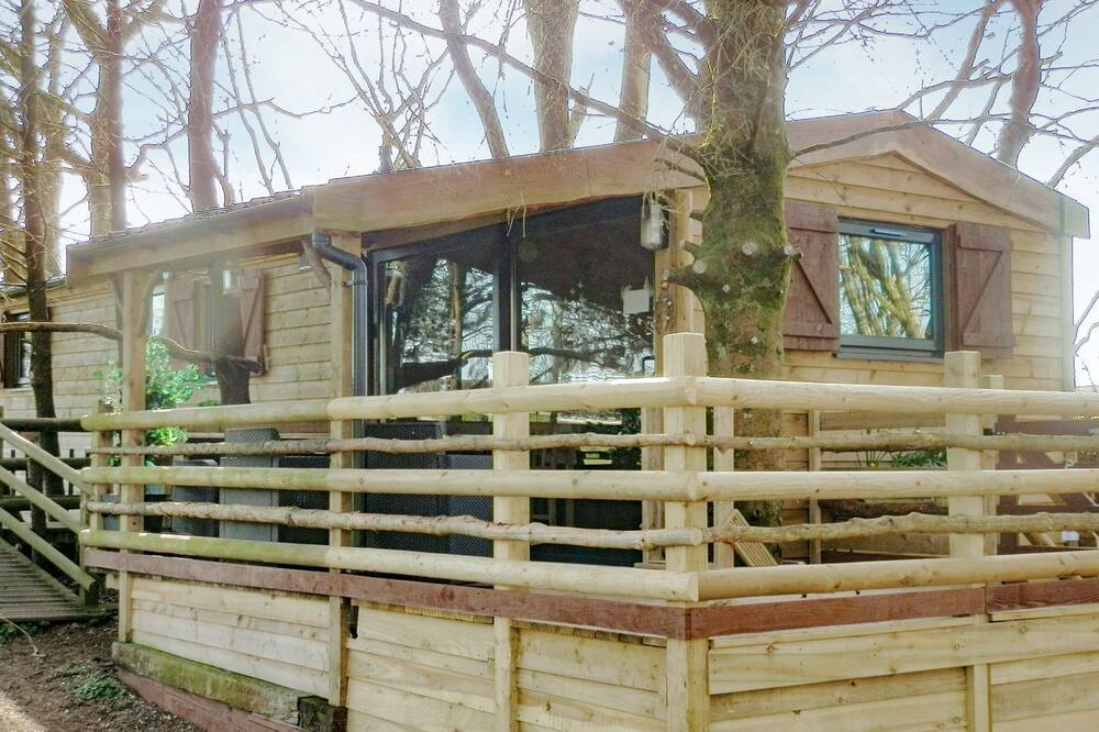 Pick it for its beautiful location and close proximity to numerous pubs and restaurants.
