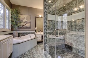 Combined shower/bathtub, hair dryer, bidet, towels - Stunning home with private pool and hot tub with beautiful view of the lagoon (Hilton Head Island)