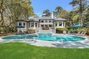 Lämmitetty uima-allas