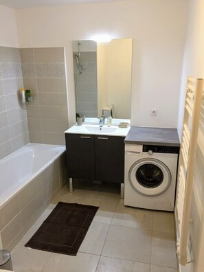 Badewanne, Handtücher, Toilettenpapier