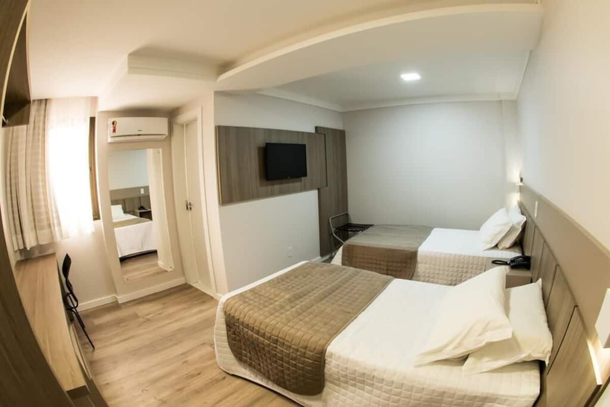Habitación de lujo con 2 camas individuales | 1 dormitorio, minibar, escritorio y wifi gratis