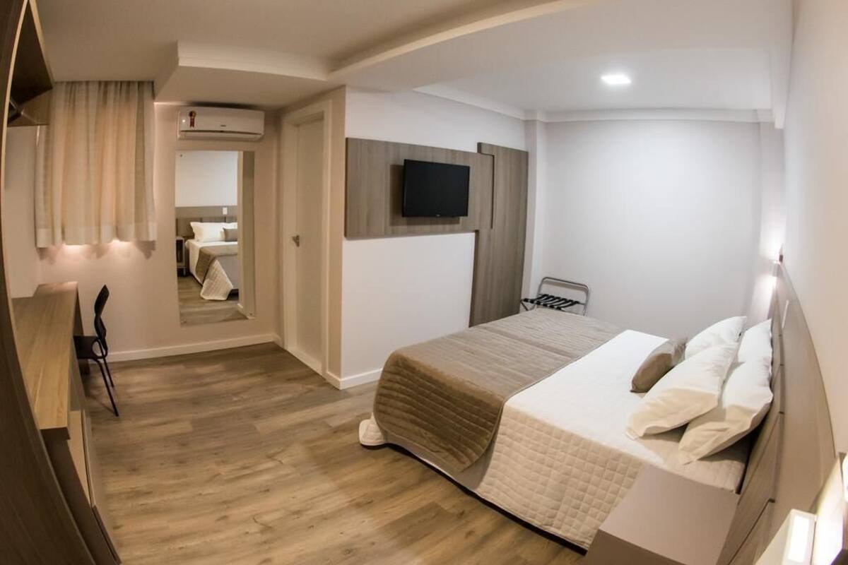 Phòng Deluxe, 1 giường cỡ queen | Minibar, bàn, truy cập Internet không dây miễn phí, bộ trải giường 